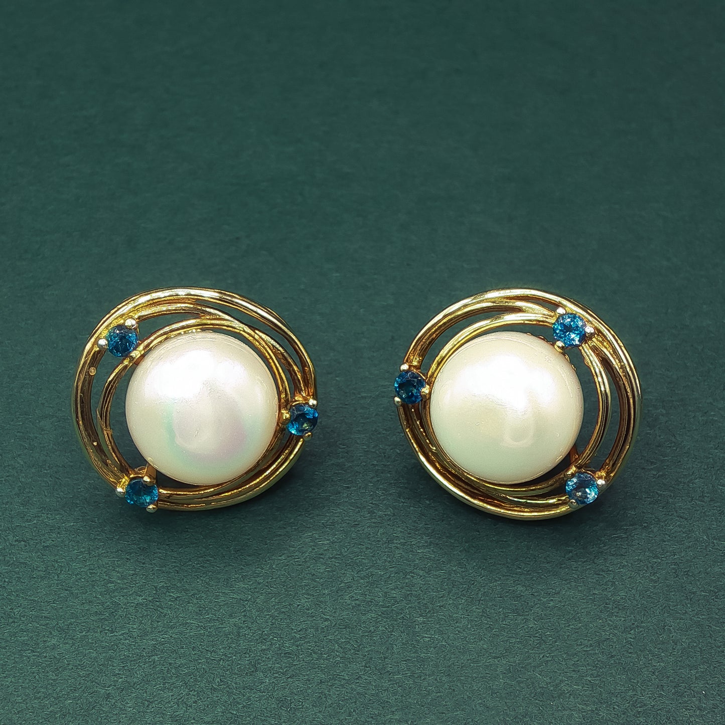 Gold Stud Earrings with Cabochon-Cut Pearls ZD-472