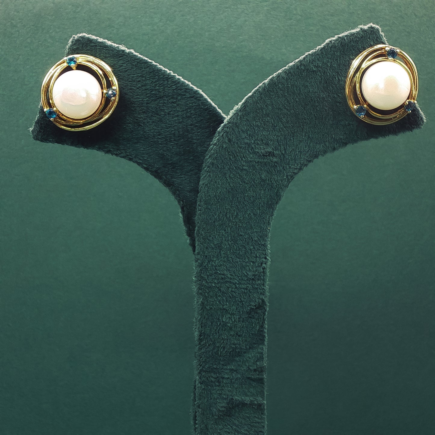 Gold Stud Earrings with Cabochon-Cut Pearls ZD-472