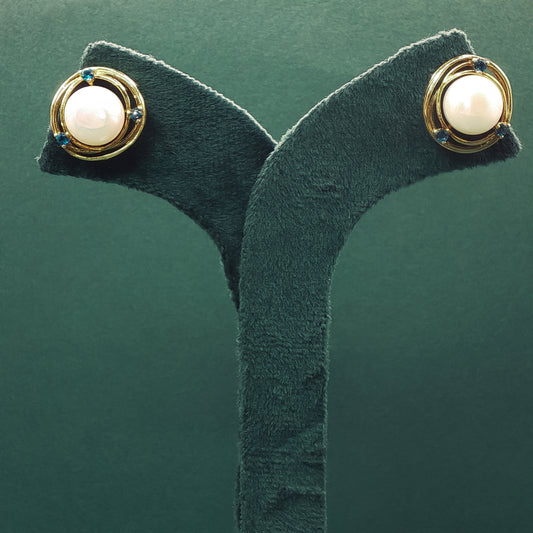 Gold Stud Earrings with Cabochon-Cut Pearls ZD-472