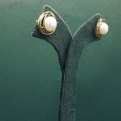 Gold Stud Earrings with Cabochon-Cut Pearls ZD-472