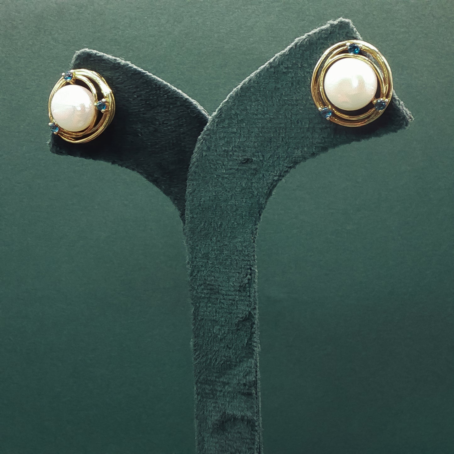 Gold Stud Earrings with Cabochon-Cut Pearls ZD-472