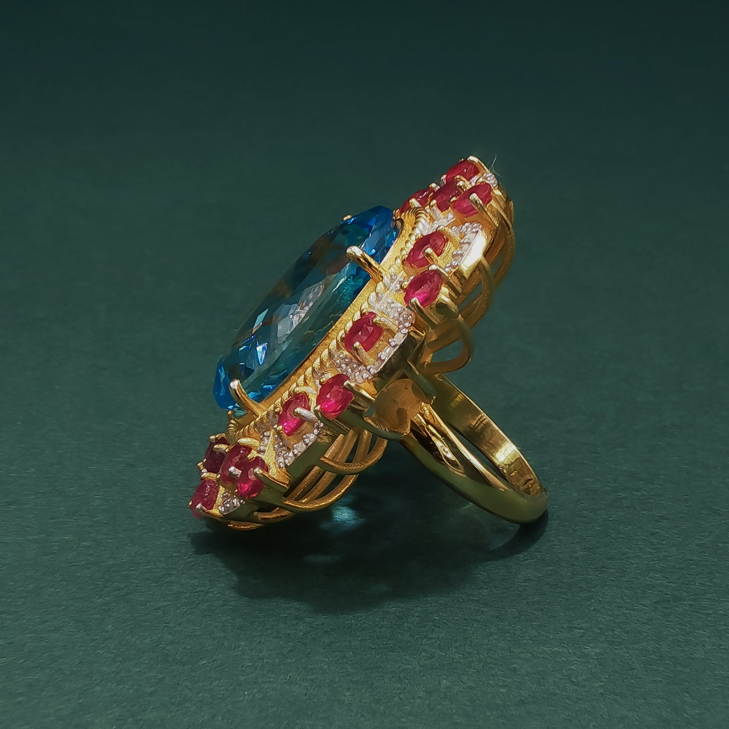 Oval Cabochon Aquamarine Pendant in Yellow Gold