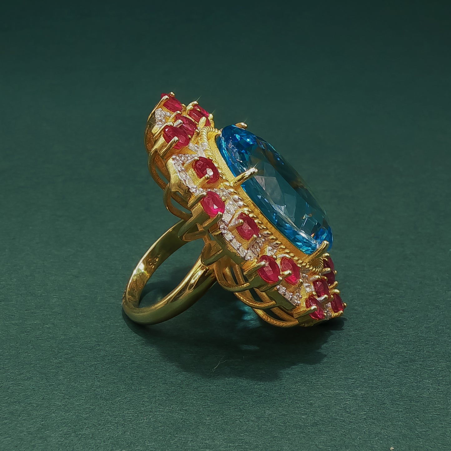 Oval Cabochon Aquamarine Pendant in Yellow Gold